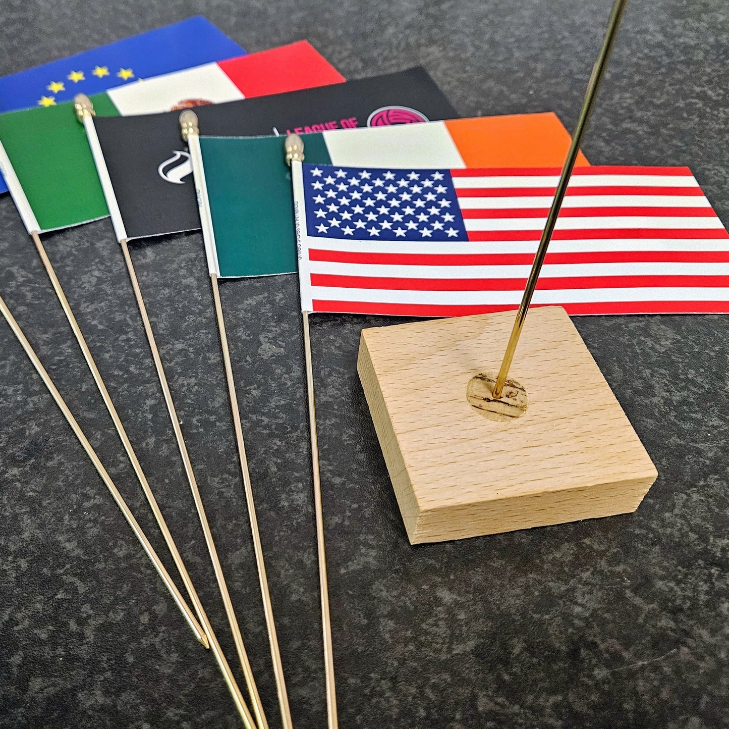 Tischflagge mit Holzsockel