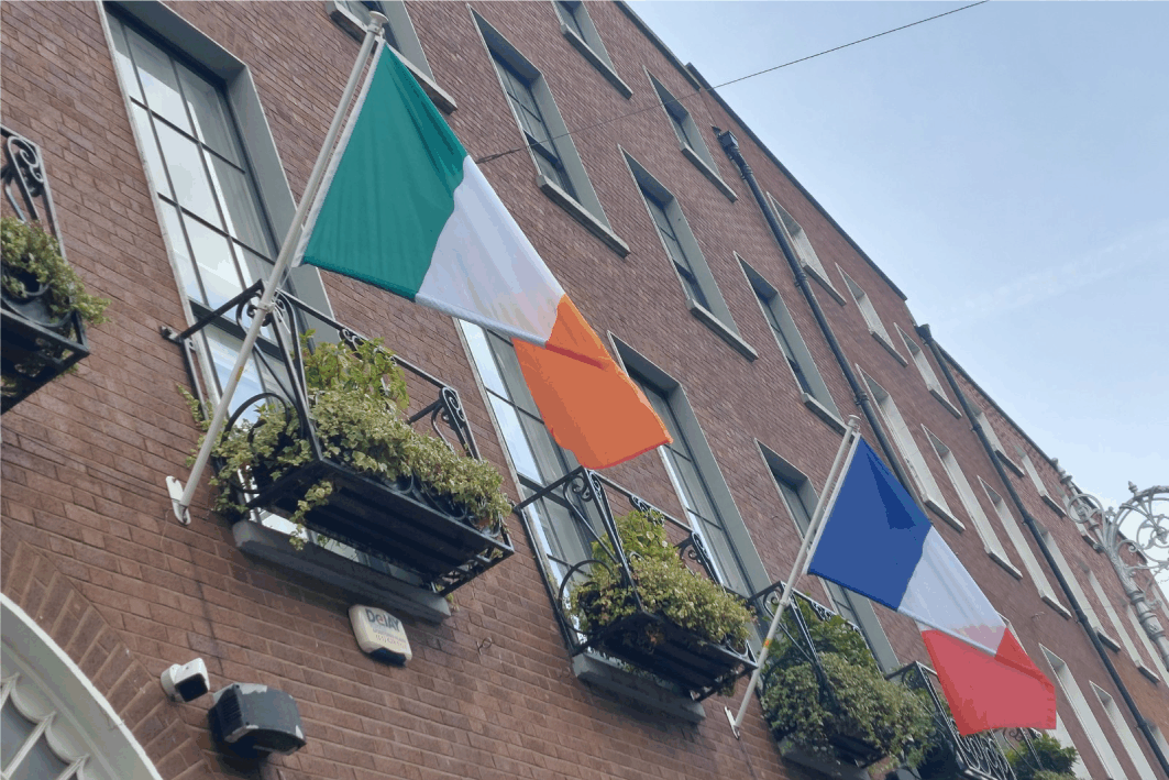 Suporte montado na parede em ângulo de 45 graus – Flags Ireland