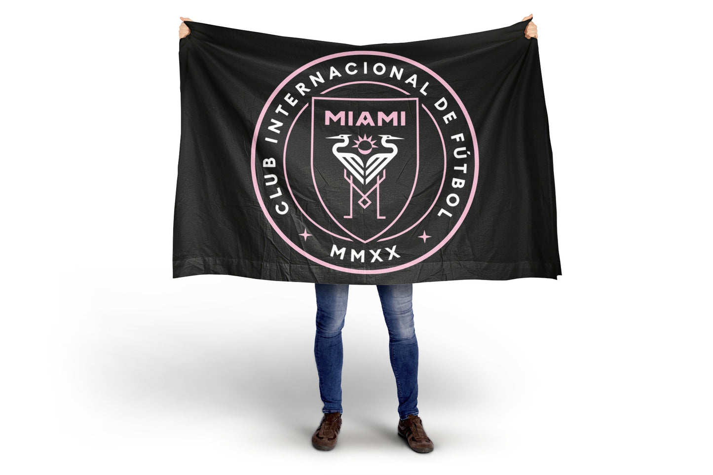 Person holding a black Inter Miami flag with Club Internacional de Fõtbol Miami logo