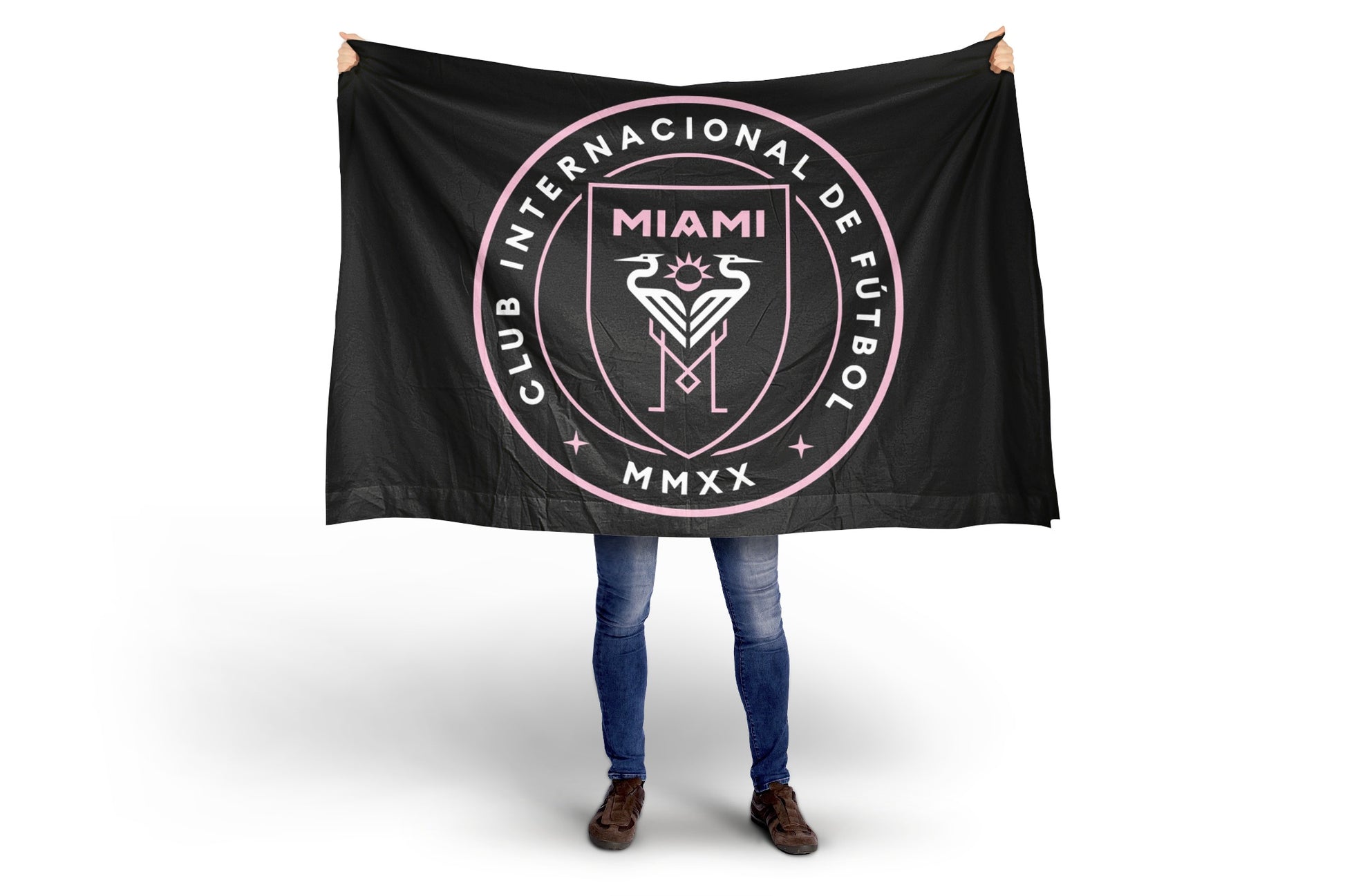 Person holding a black Inter Miami flag with Club Internacional de Fõtbol Miami logo