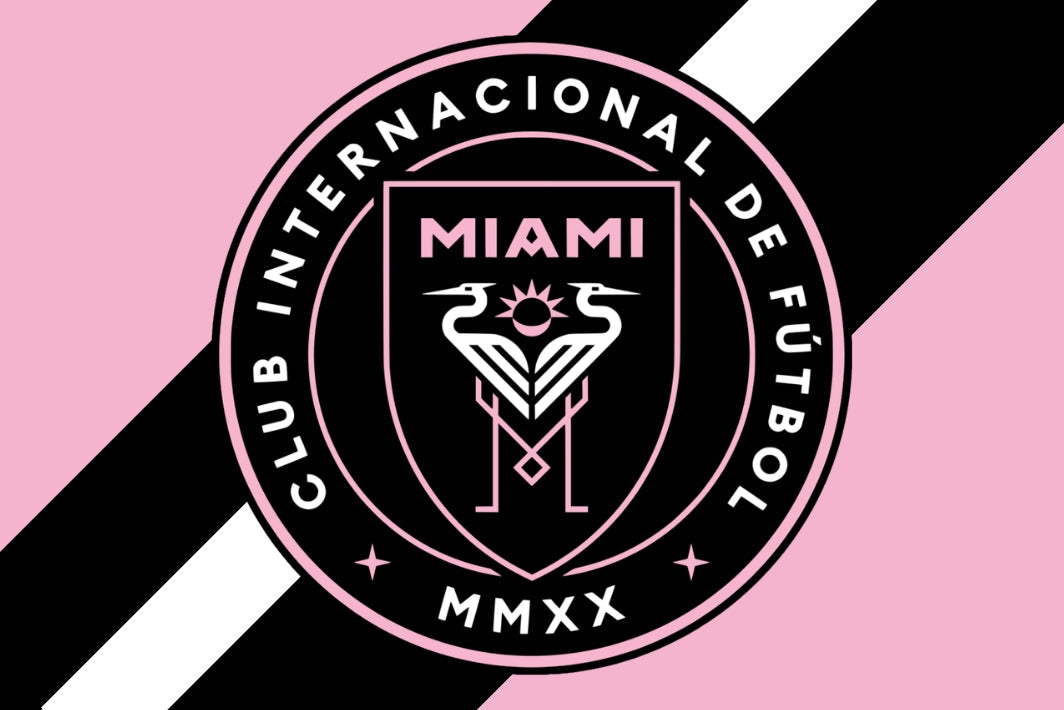 Logo of Club Internacional Inter  on a pink and black striped background